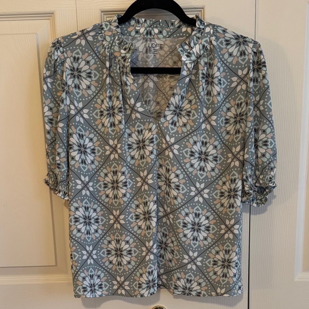 LOFT Women's Blue Floral Pattern Blouse